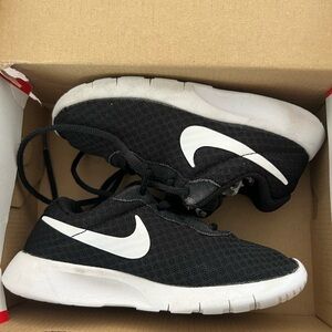 Nike Tanjun Black/White